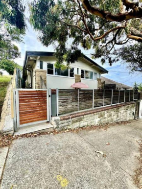 One Bed Apartment - Coogee Beach, Sydney